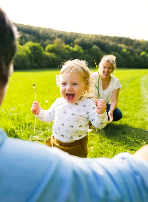 Baby spielt zurfrieden mit Eltern: Mehr zum Th