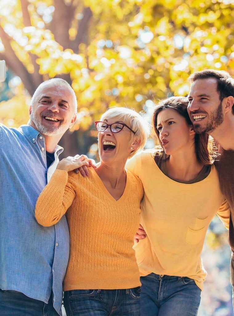 Familie macht lachend ein Selfie: Dynexan Mundgel für Erwachsene und Senioren.