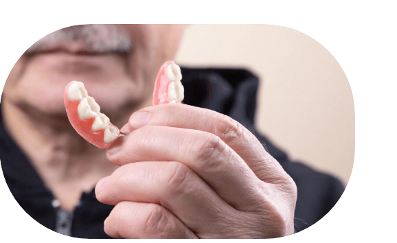 Hombre con dentadura postiza: puntos de presión de la dentadura